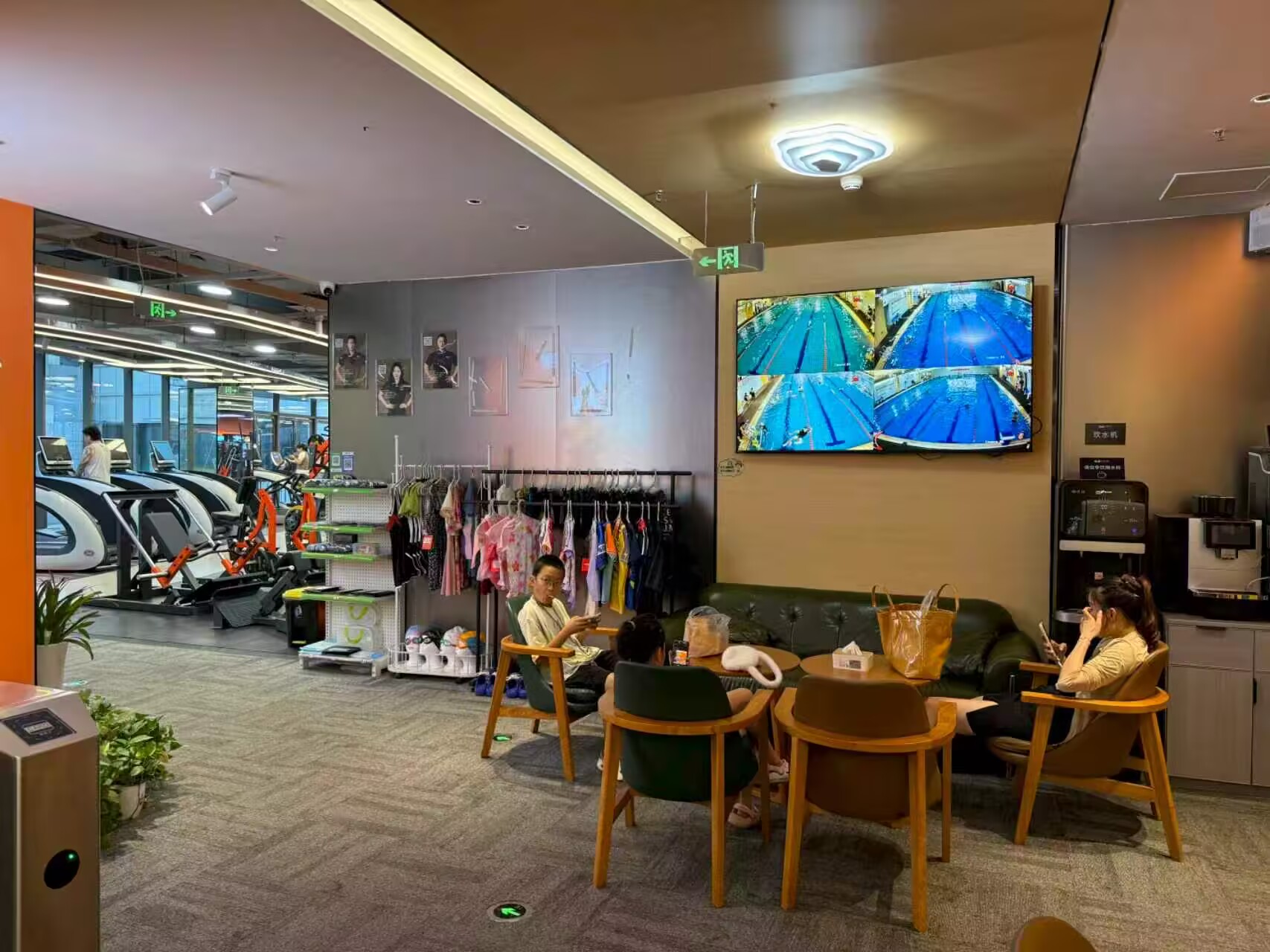 力美合健身游泳会员休息洽谈区实景